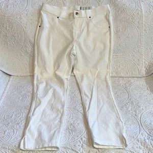 HUE Women's Ankle Slit Essential Denim Capri Leggings with pockets, medium, NWT